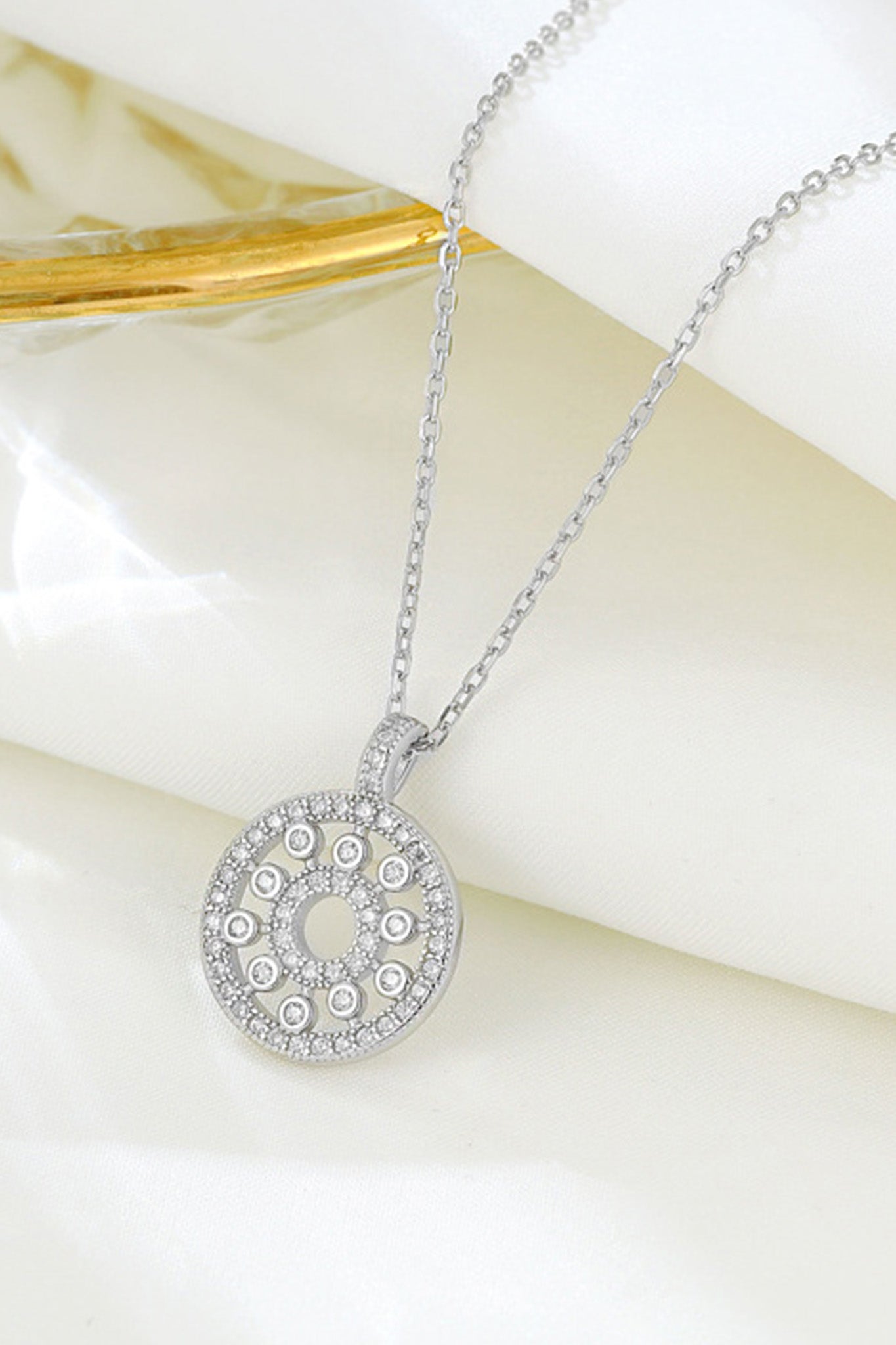 
Détail du collier en argent 925, cerclé de cristaux brillants, idéal pour une soirée chic et moderne.



