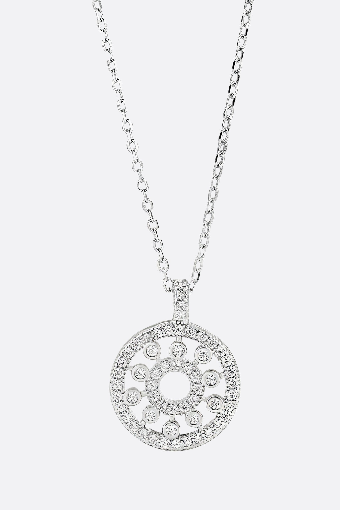 Pendentif circulaire en argent 925, orné de cristaux scintillants, parfait pour une allure élégante et raffinée.