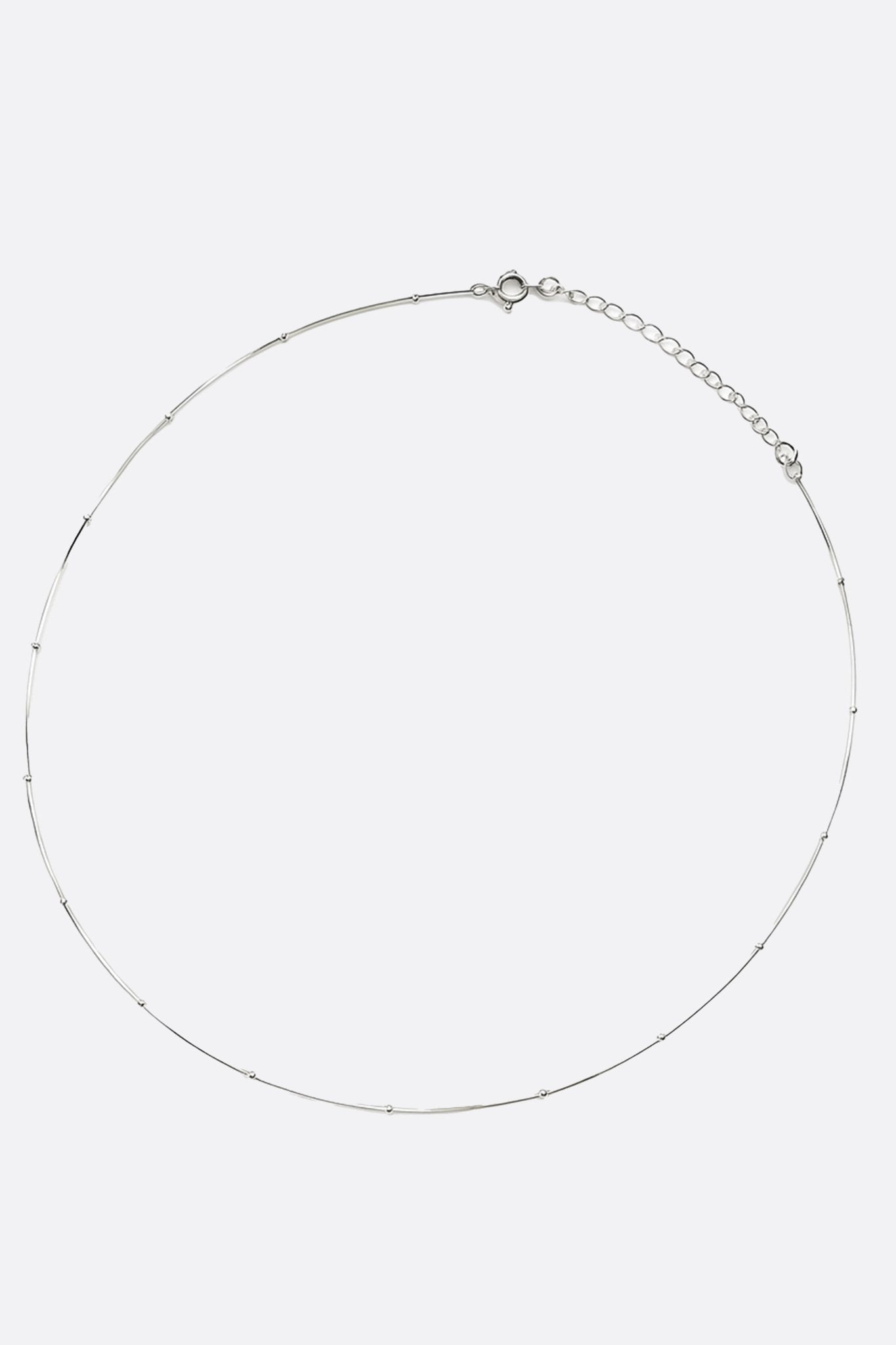 
Zoom sur le collier ras-du-cou en argent 925, mettant en valeur les fines perles argentées pour une allure élégante.



