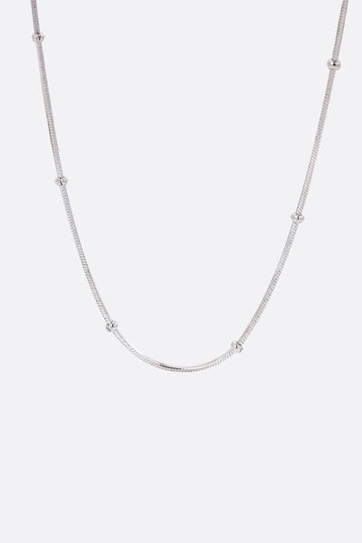 
Collier délicat en argent 925, ornée de perles argentées, parfait pour un look chic et moderne.



