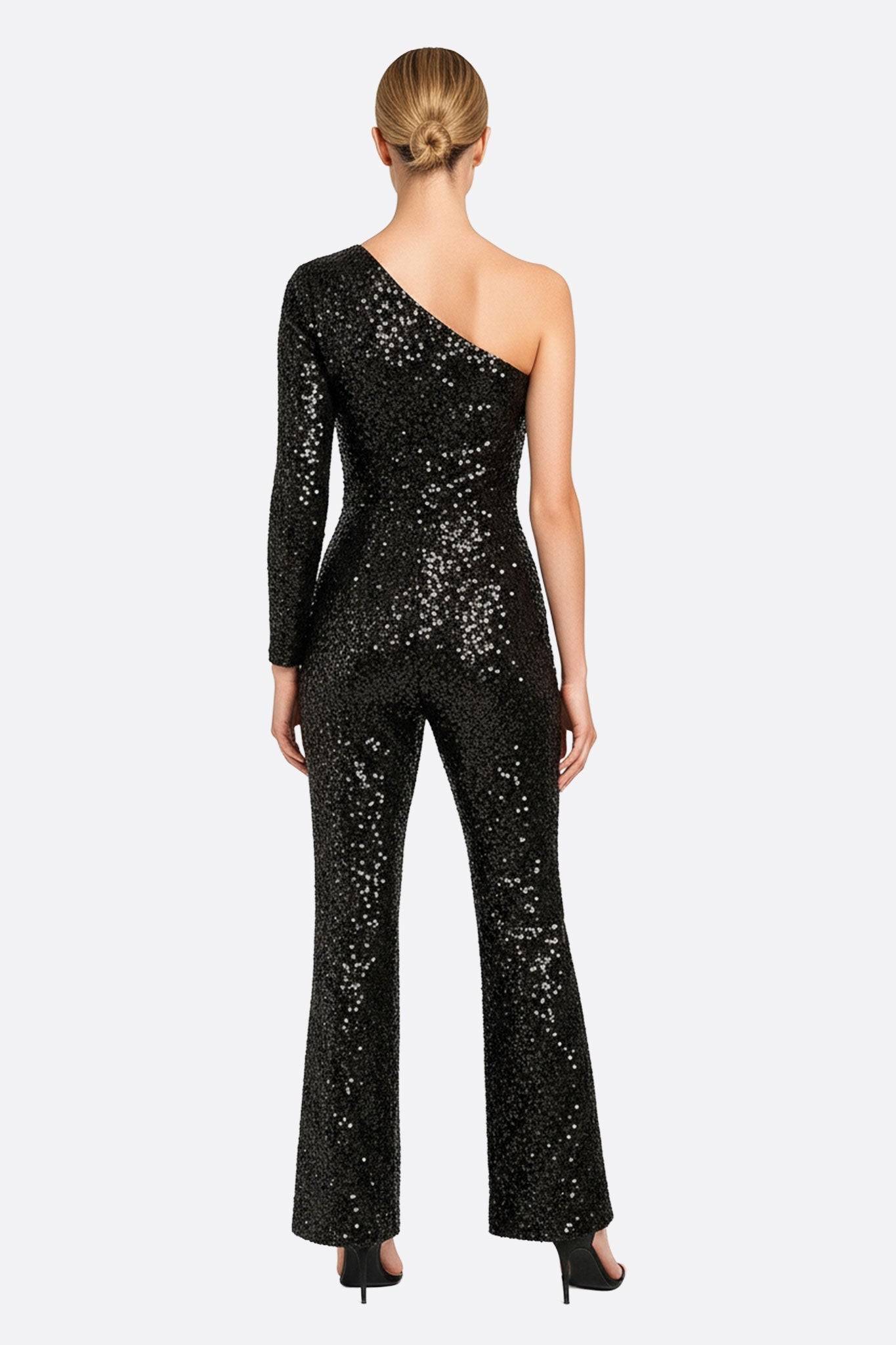 Dettaglio della combinazione asimmetrica nera con paillettes brillanti, perfetta per eventi glamour e serate di classe.