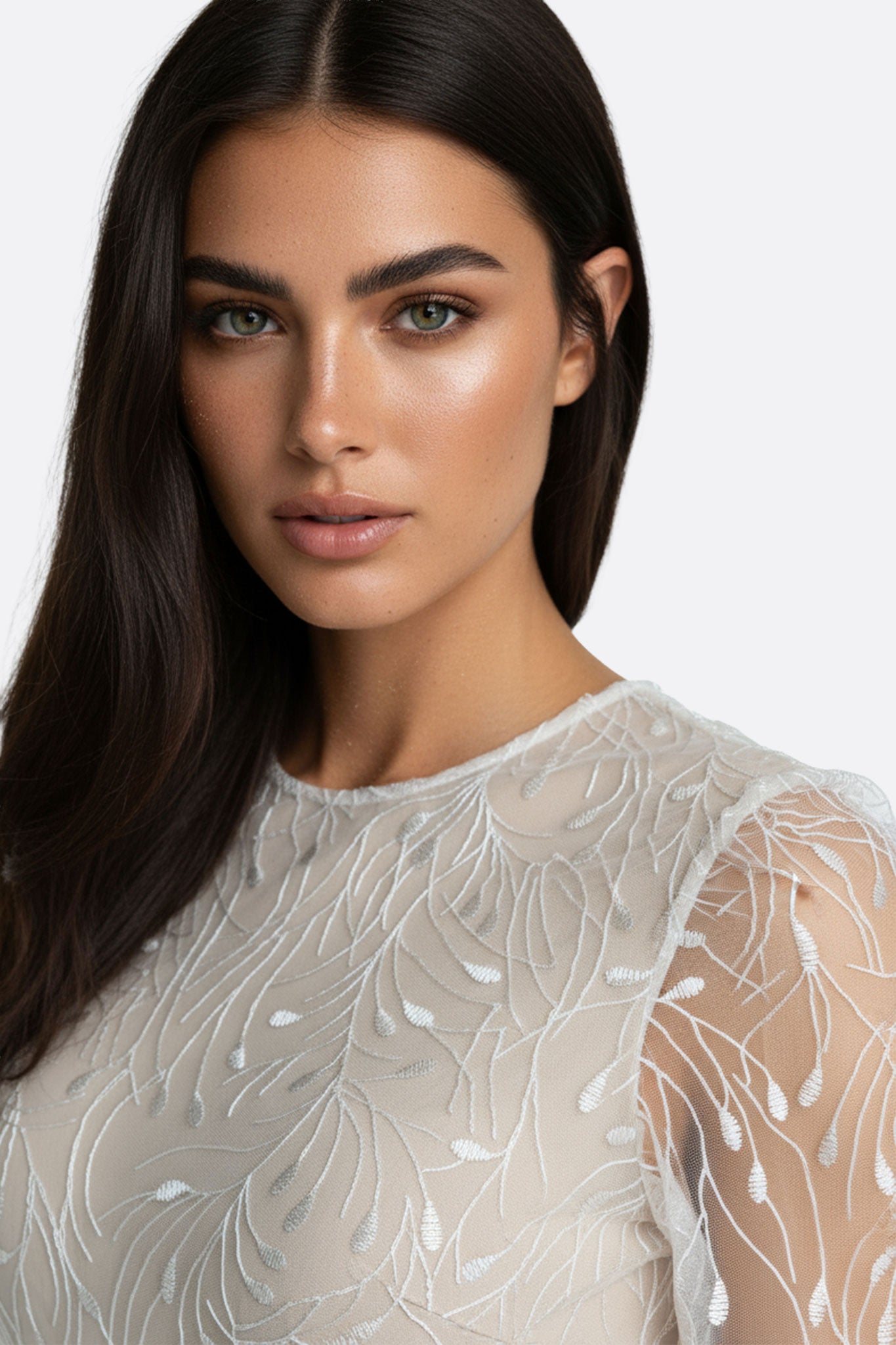 Profil de la combinaison blanche avec haut en dentelle et manches bouffantes, un choix audacieux pour une soirée élégante.