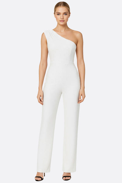 
Combinaison blanche chic et asymétrique à sequins, idéale pour une soirée raffinée ou un événement élégant.



