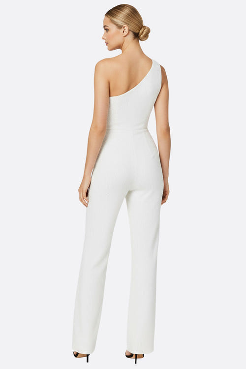 
Zoom sur la combinaison blanche à sequins ton sur ton, un choix audacieux pour un look raffiné en soirée.



