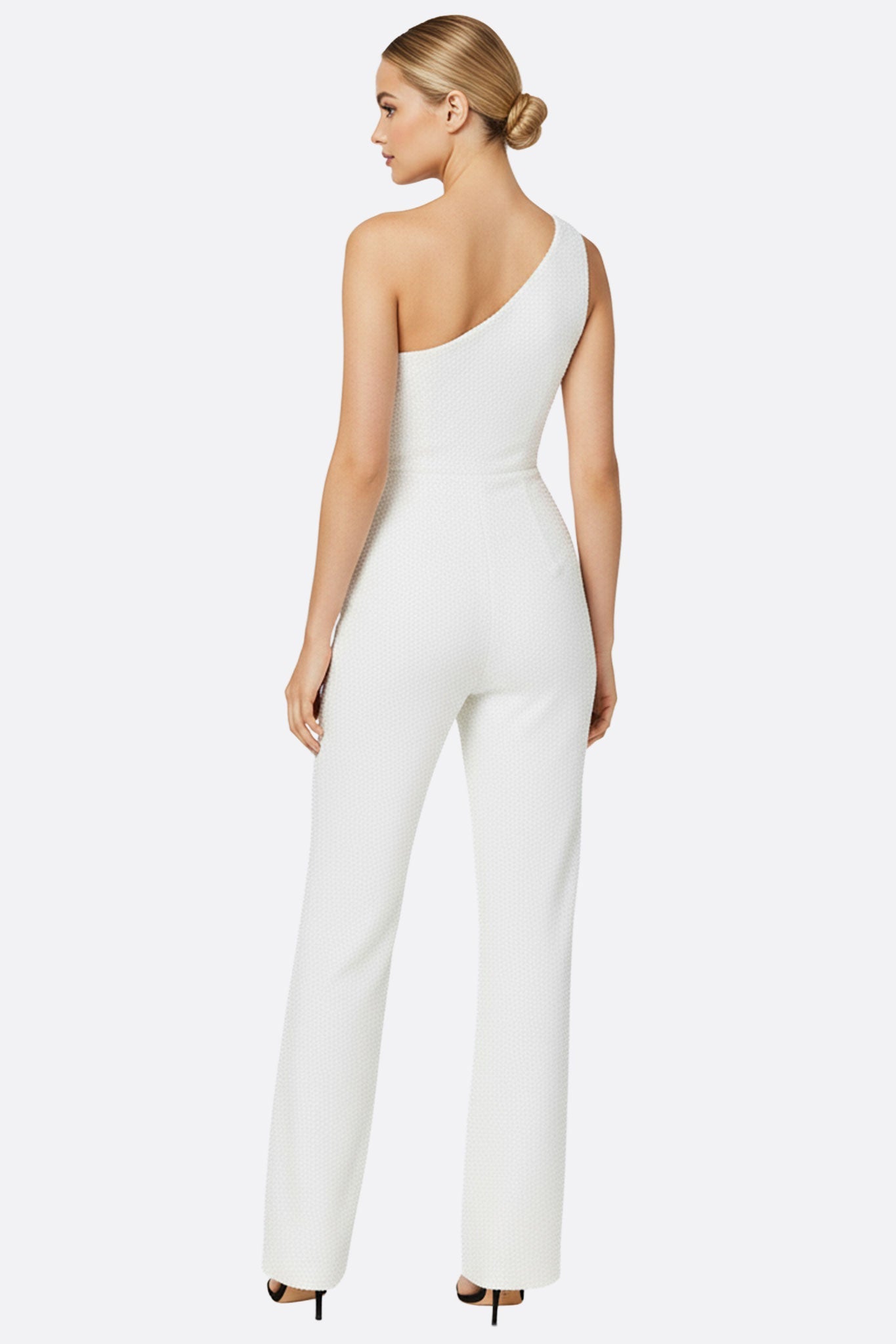 
Zoom sur la combinaison blanche à sequins ton sur ton, un choix audacieux pour un look raffiné en soirée.



