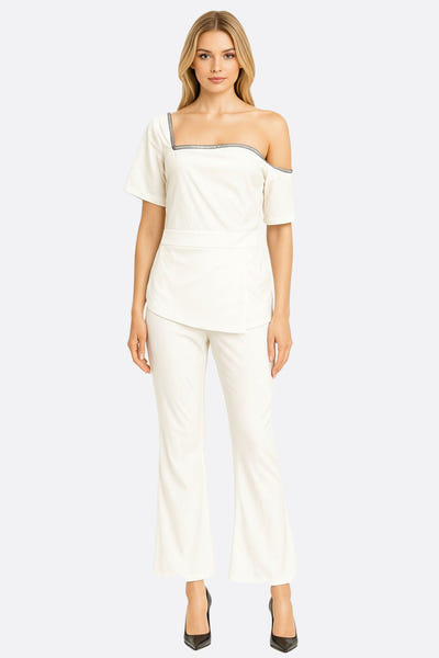 
Combinaison asymétrique blanche chic de Misciano, mettant en valeur une silhouette féminine et un détail contrastant...



