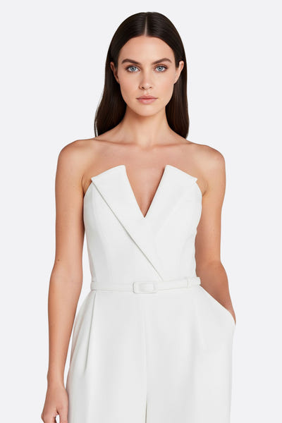 
Zoom sur les manches illusion perlées de la combinaison blanche bustier, une pièce raffinée pour un mariage élégant et...



