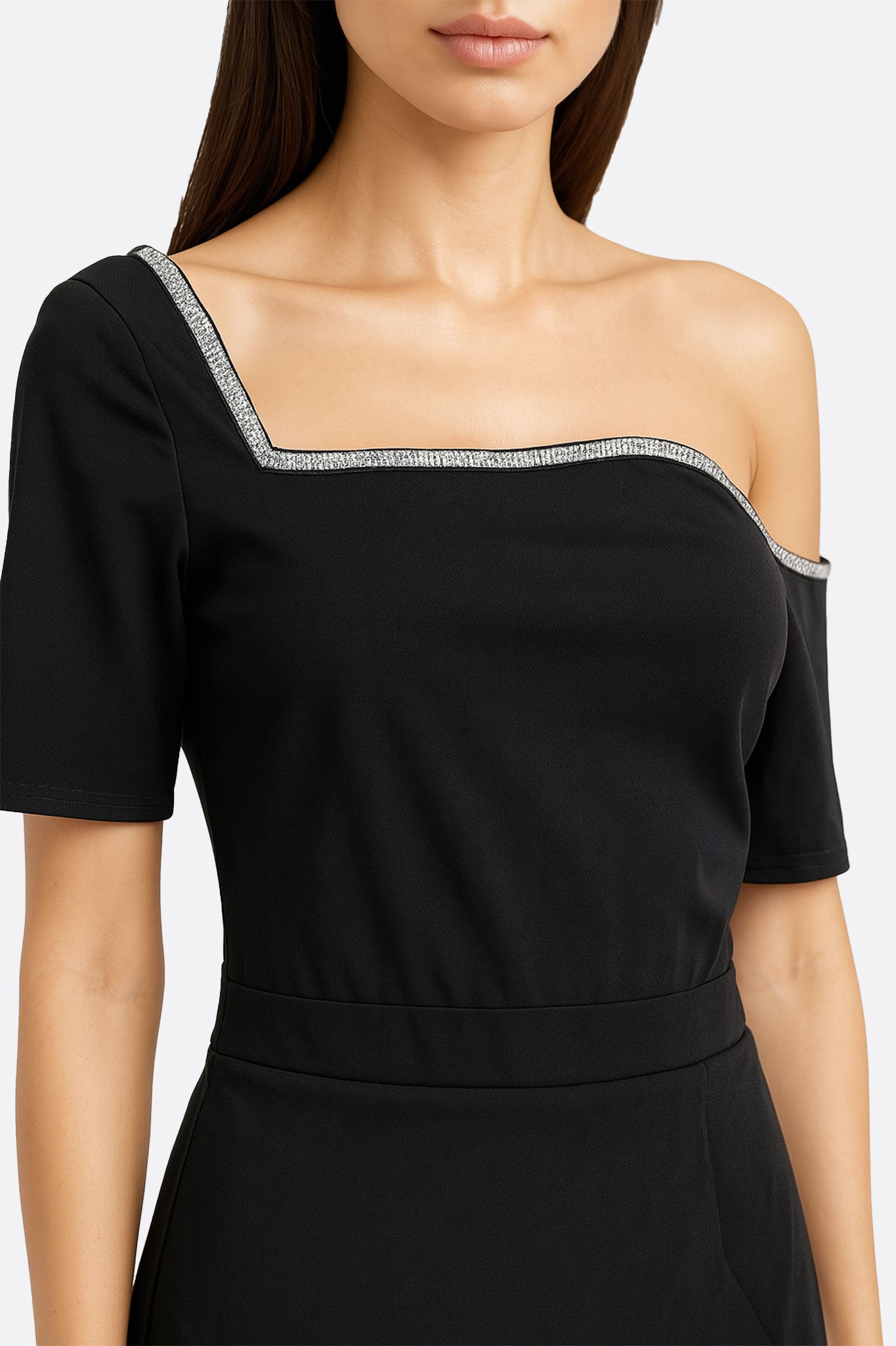 Vista alternativa della combinazione asimmetrica nera con spalla scoperta, tessuto fluido e dettagli eleganti, ideale per...