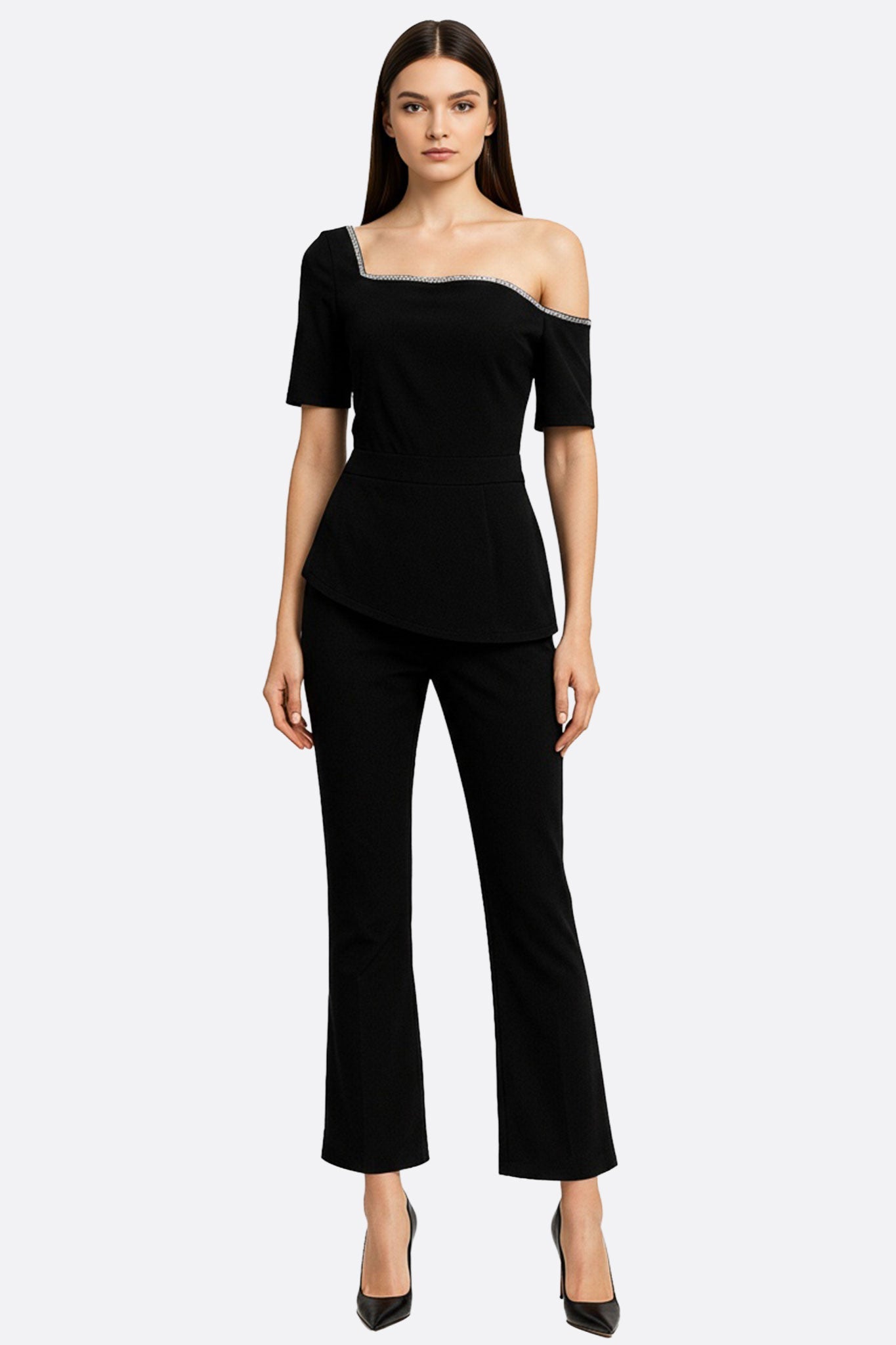 Combinaison noire élégante à coupe asymétrique, révélant l'épaule, idéale pour des occasions chics et modernes.