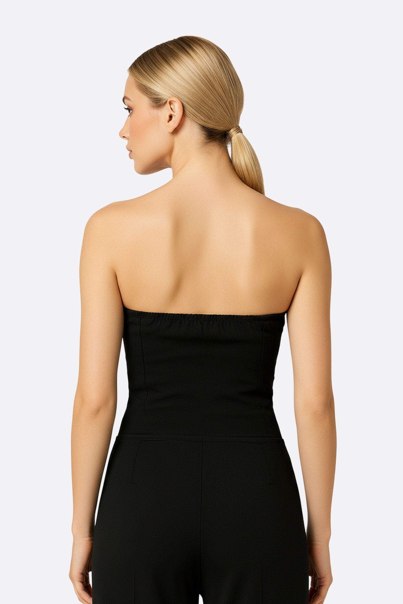 Vista 3/4 della combinazione bustier nera a taglio svasato, esaltando la sua eleganza raffinata e la silhouette femminile...