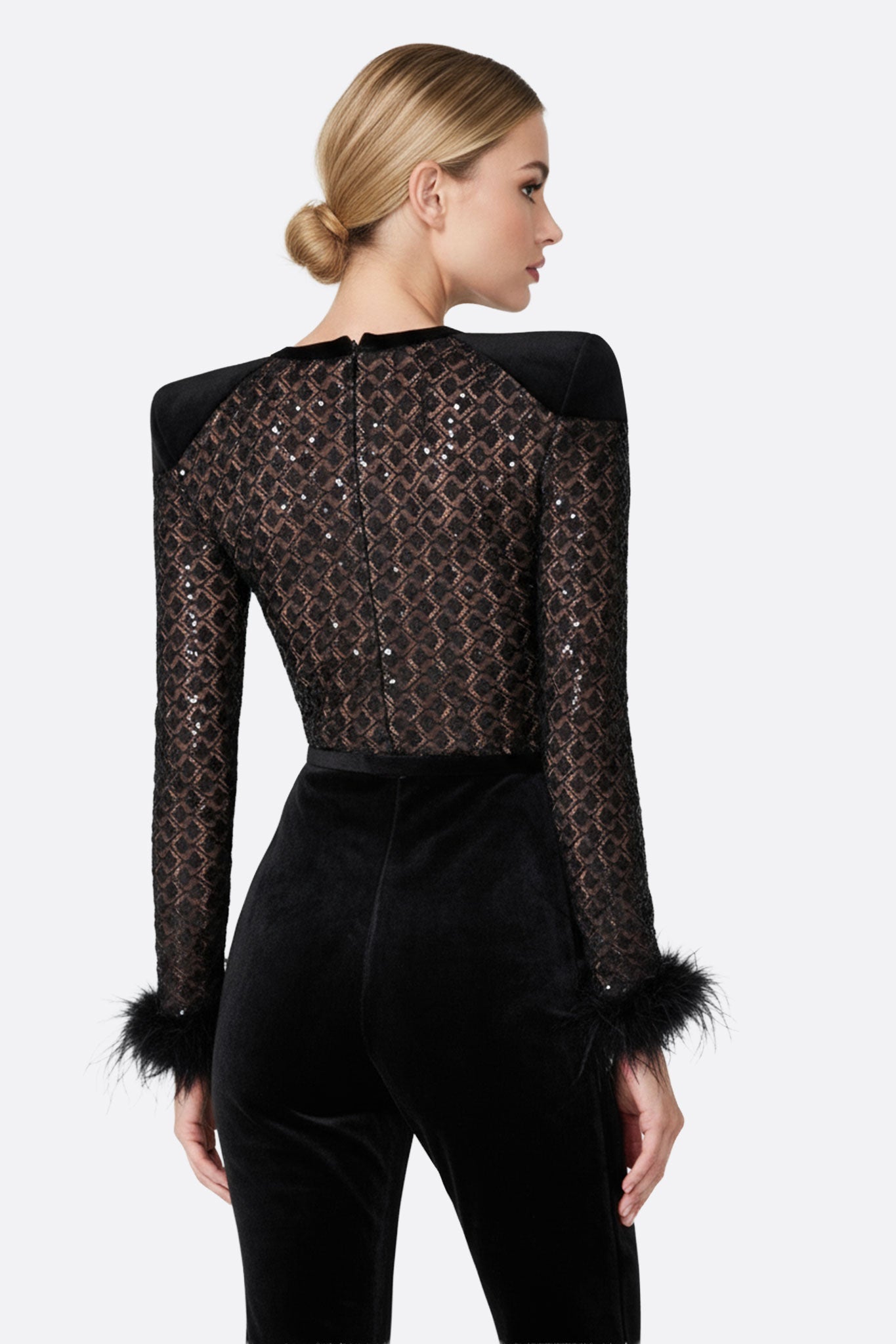 Dettaglio della combinazione in velluto nero e tulle, arricchita da eleganti paillettes, ideale per serate di gala e...