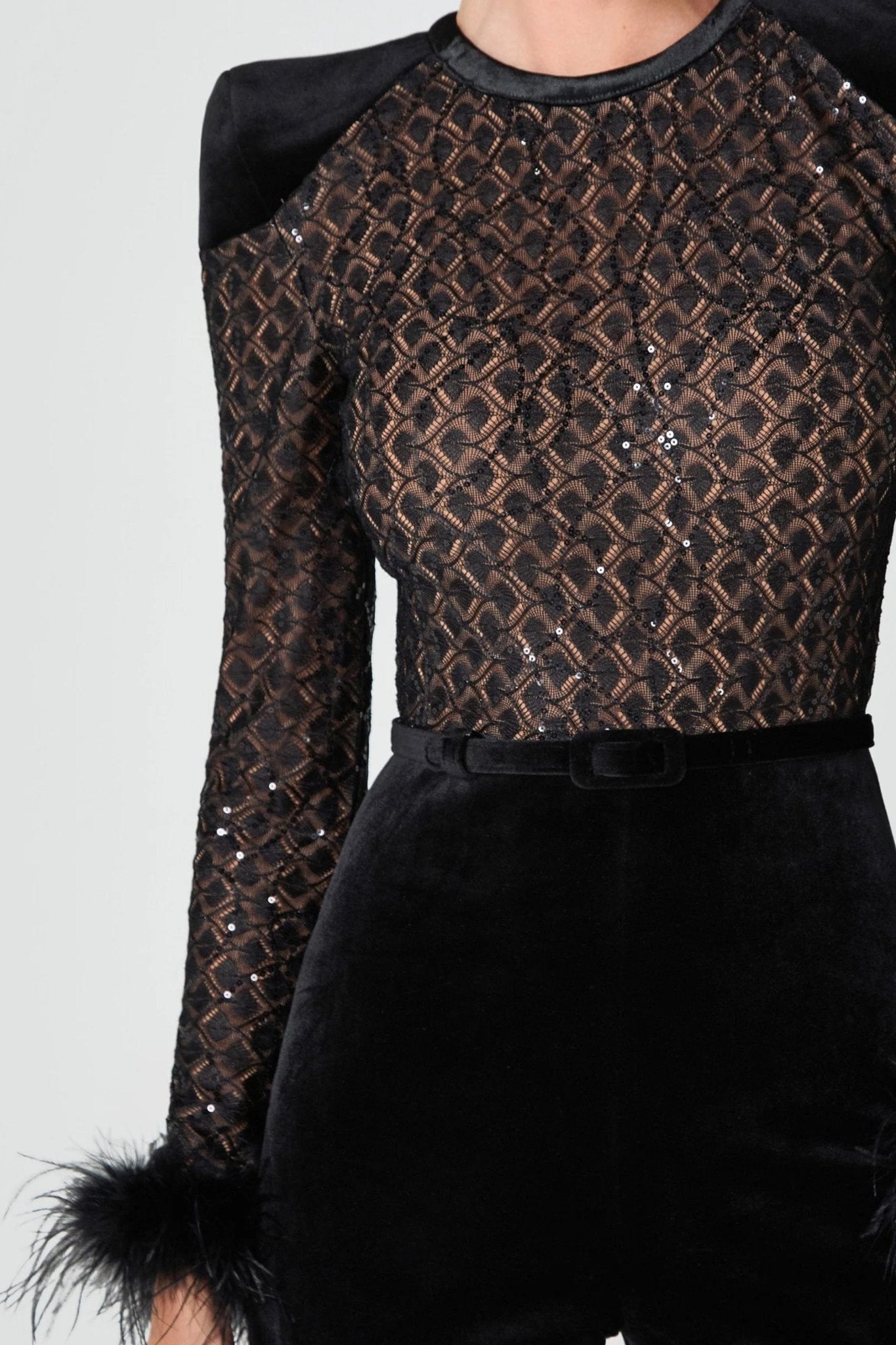 
Aspect distinctif de la combinaison en velours noir et tulle, embellie de sequins brillants, parfaite pour une soirée...



