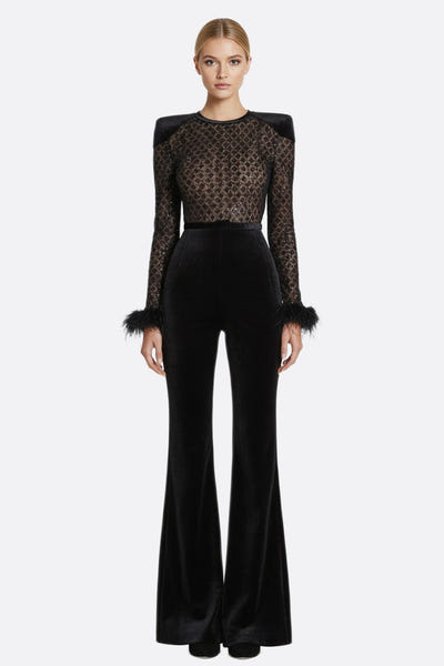 
Combinaison chic en velours noir et tulle, ornée de sequins brillants, idéale pour un événement élégant et stylé.



