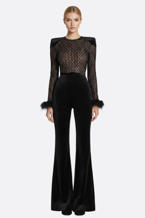 
Combinaison chic en velours noir et tulle, ornée de sequins brillants, idéale pour un événement élégant et stylé.



