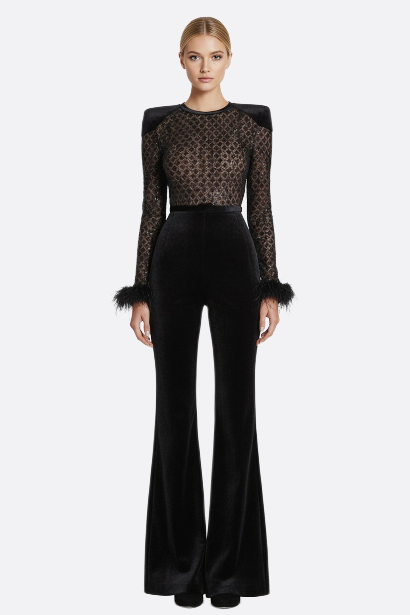 Combinaione elegante in velluto nero e tulle, arricchita da paillettes brillanti, perfetta per occasioni speciali e...