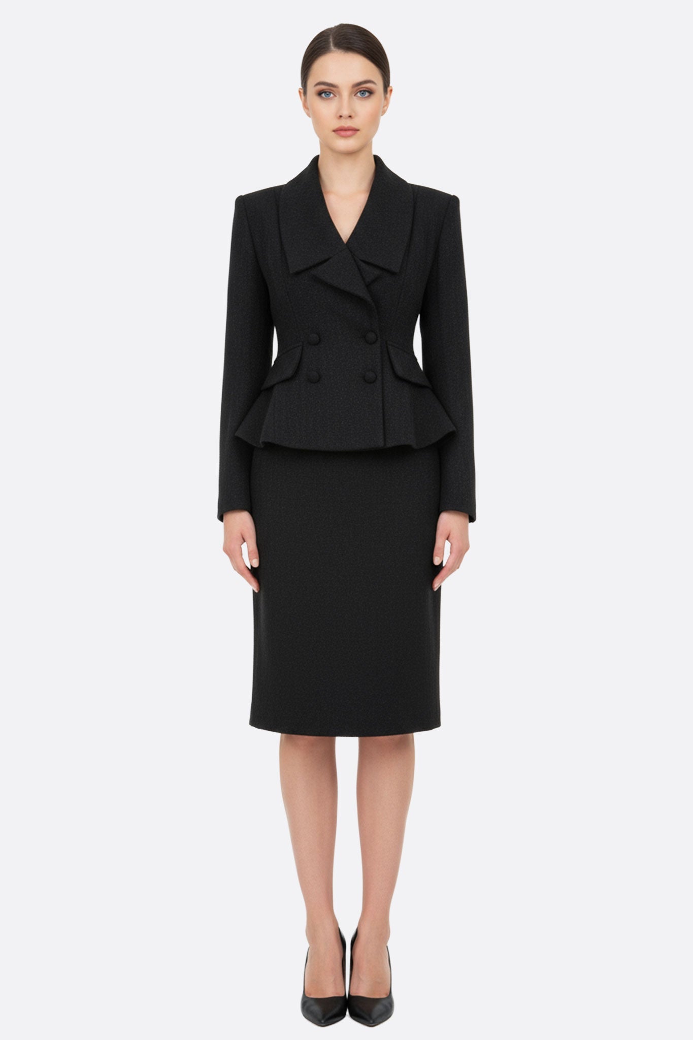 
Jupe et veste cintrée noires pour femme, un ensemble élégant qui flatte la silhouette pour des occasions professionnelles...



