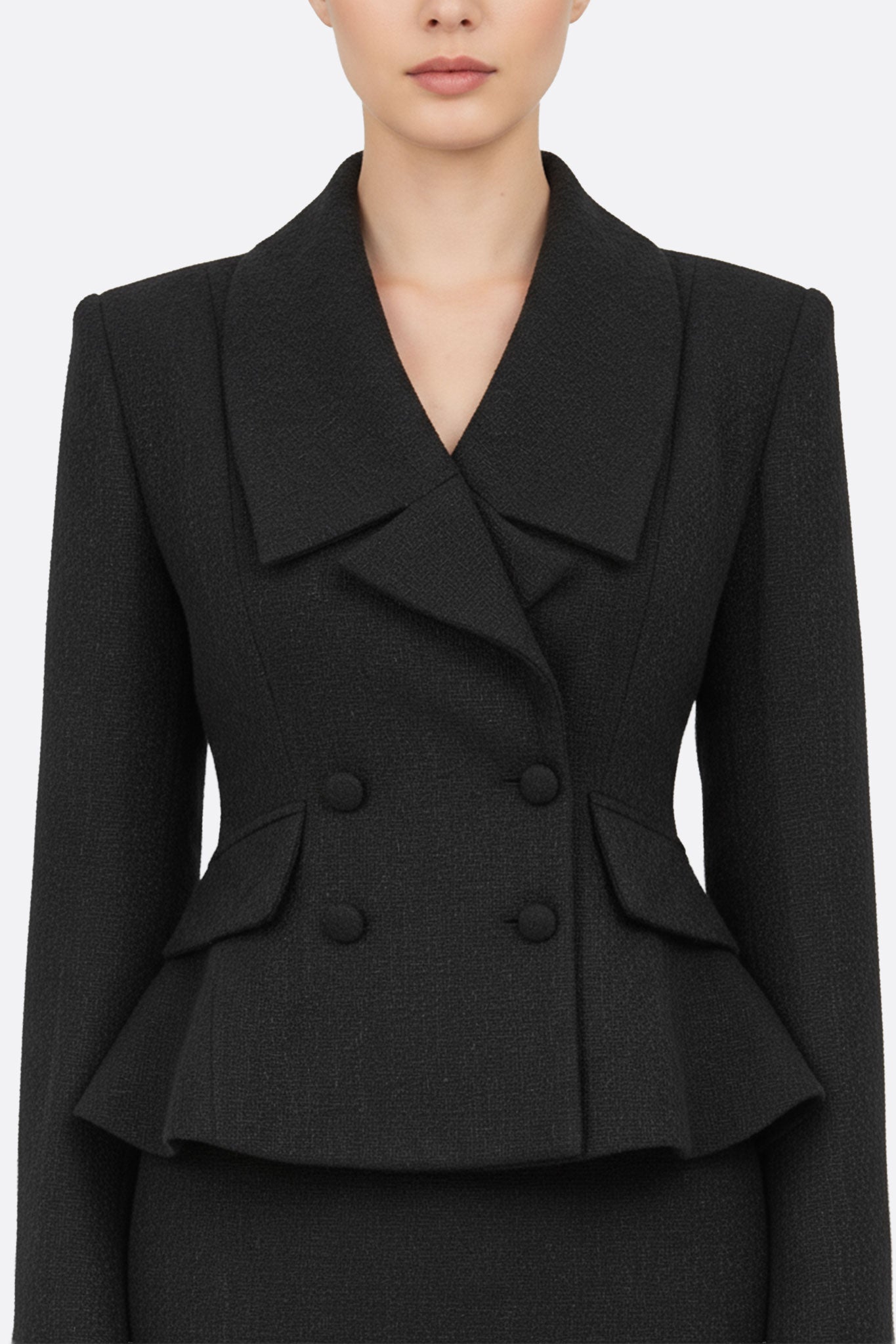
Zoom sur la texture raffinée du tailleur jupe noir, parfait pour une soirée ou une réunion au bureau avec élégance.



