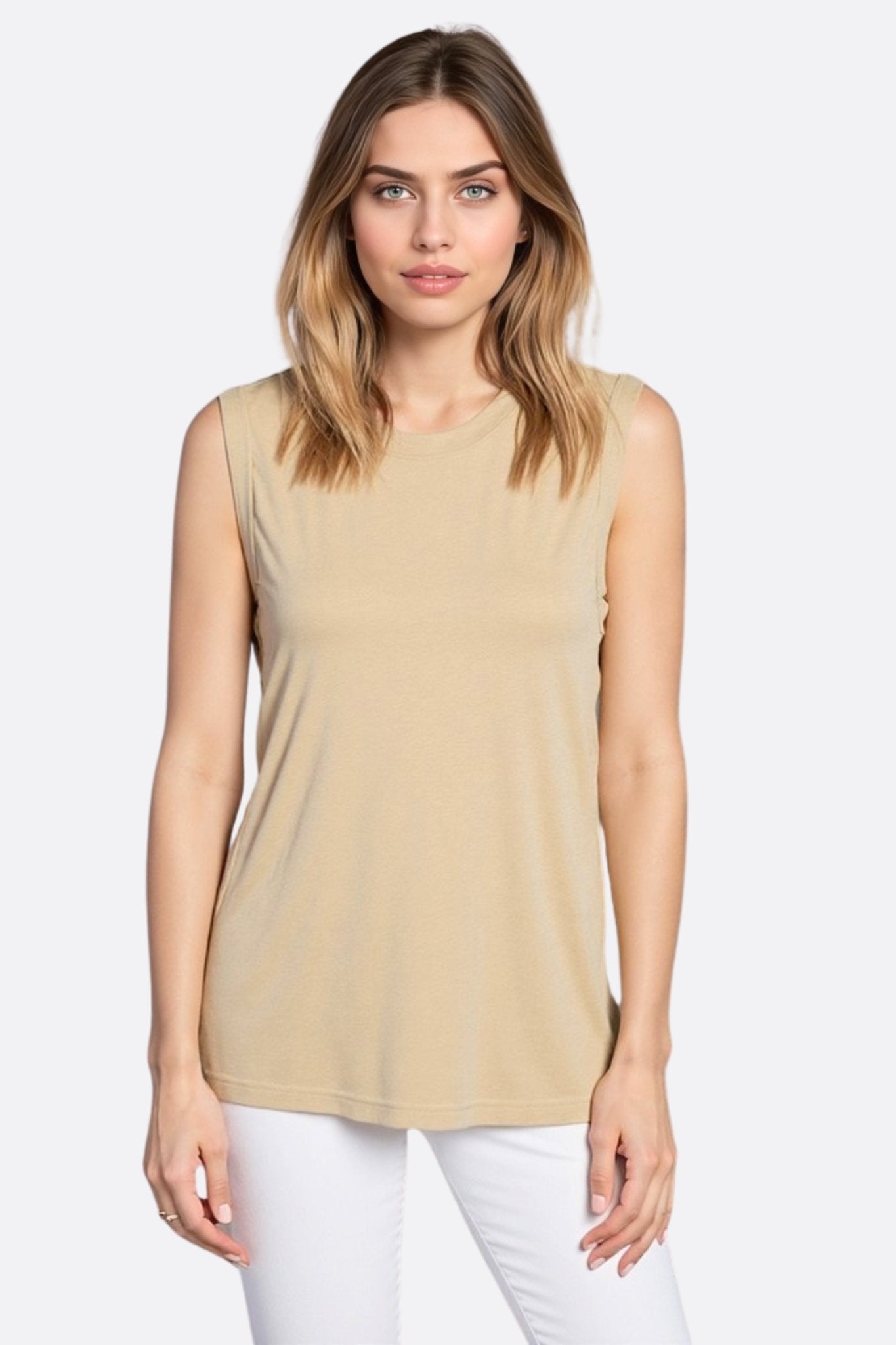 Canottiera beige minimalista in jersey scintillante, ideale per serate eleganti e look sofisticati, con un tocco di...