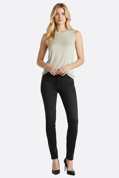 
Zoom sur le col du débardeur en jersey gris perle scintillant, révélant une brillance raffinée et délicate pour soirées...



