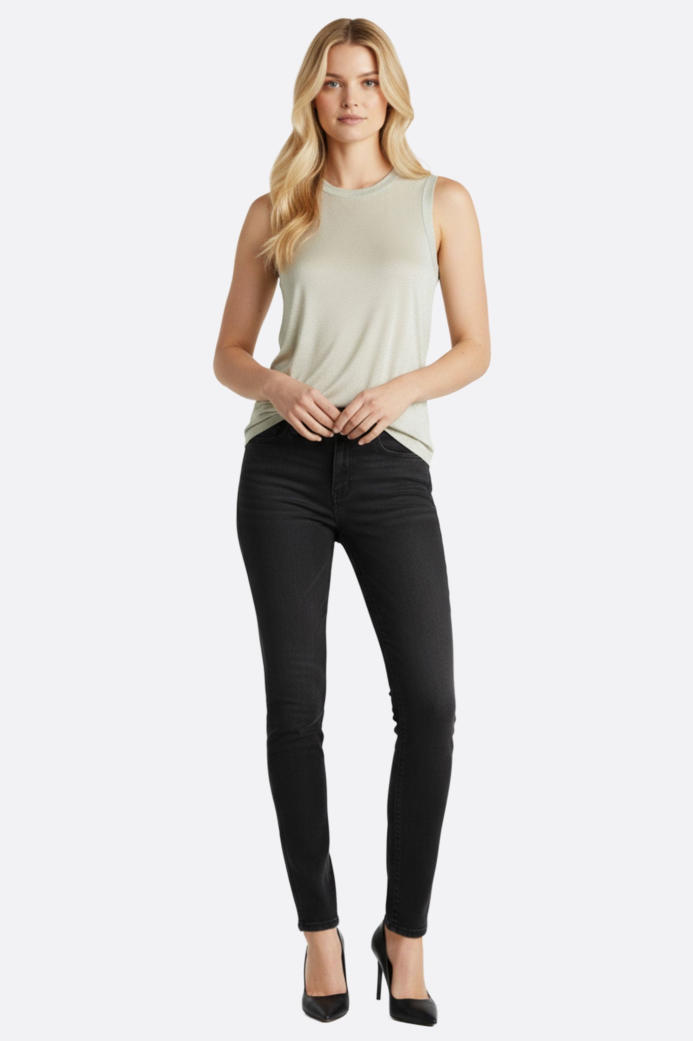 Элегантный серый топ из блестящего джерси с акцентом на воротнике, идеально подходит для создания стильного образа на...