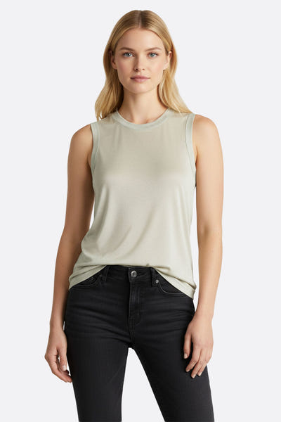 
Débardeur gris perle en jersey scintillant, parfait pour rehausser un look chic lors d'une sortie ou pour le quotidien.



