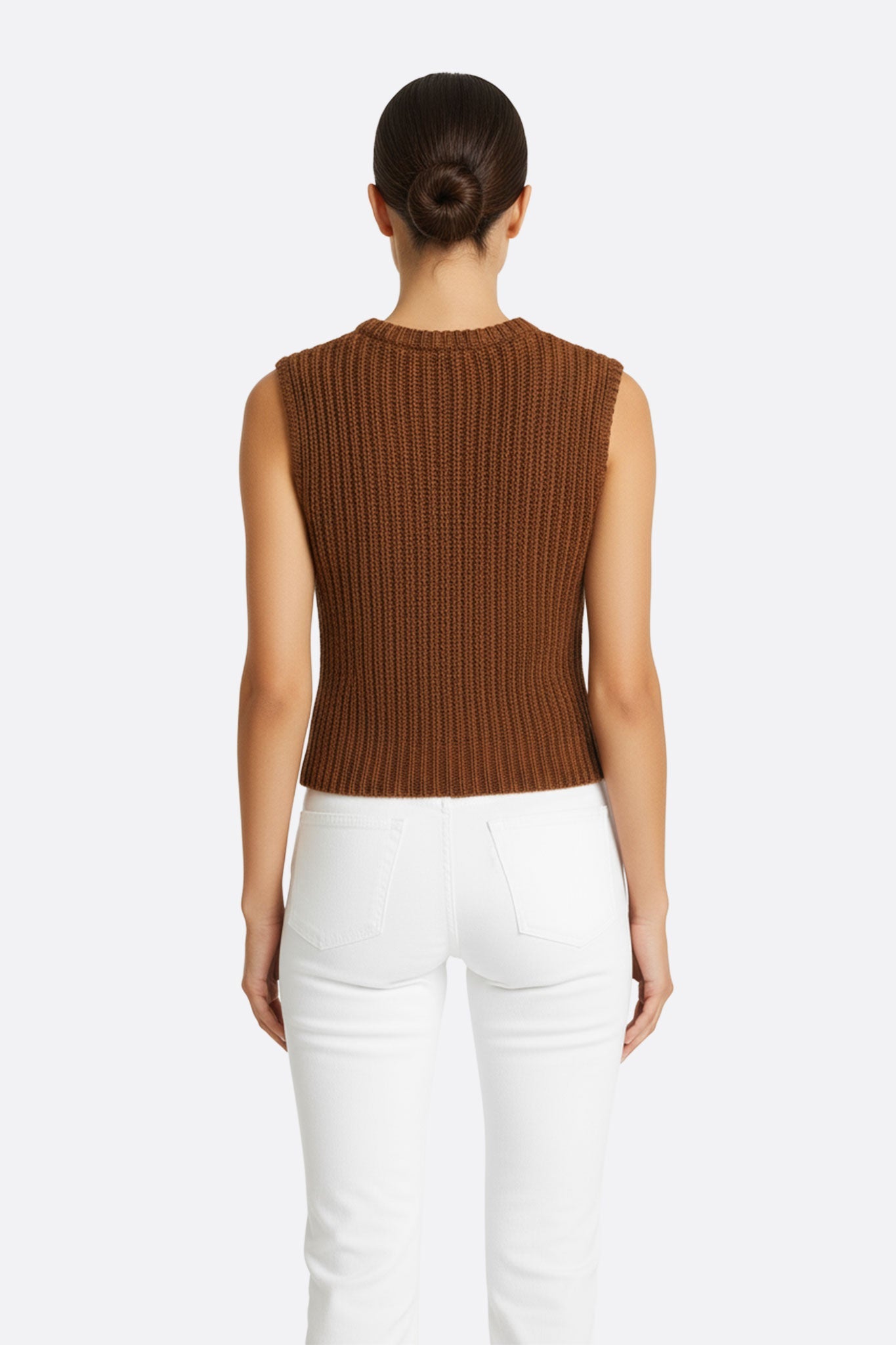 
Perspective 3/4 du débardeur oversize chocolat en maille ajourée, enrichi de chaînes dorées pour un style audacieux et...



