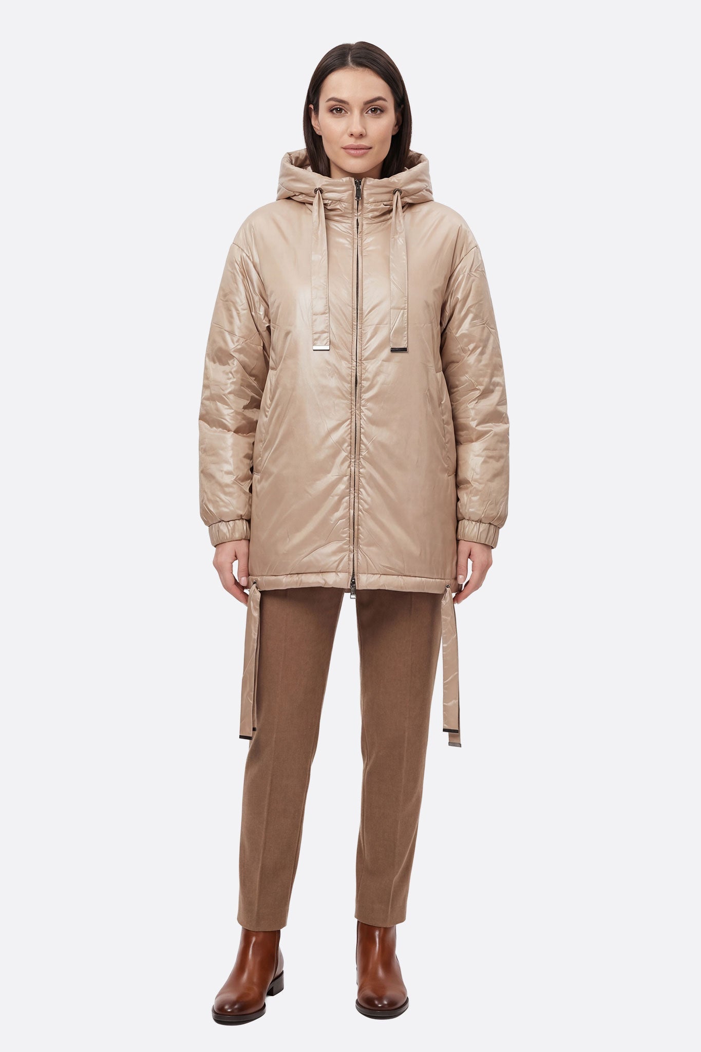 Giubbotto imbottito beige satinato con cappuccio e coulisse, elegante e avvolgente per l'inverno.