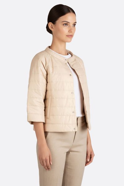 
Doudoune courte beige à manches 3/4, un choix tendance et léger pour une allure moderne en ville ou lors d'événements.



