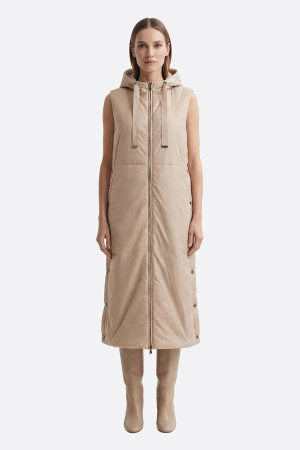 Doudoune longue beige sans manches avec capuche, parfaite pour les sorties en extérieur en hiver.