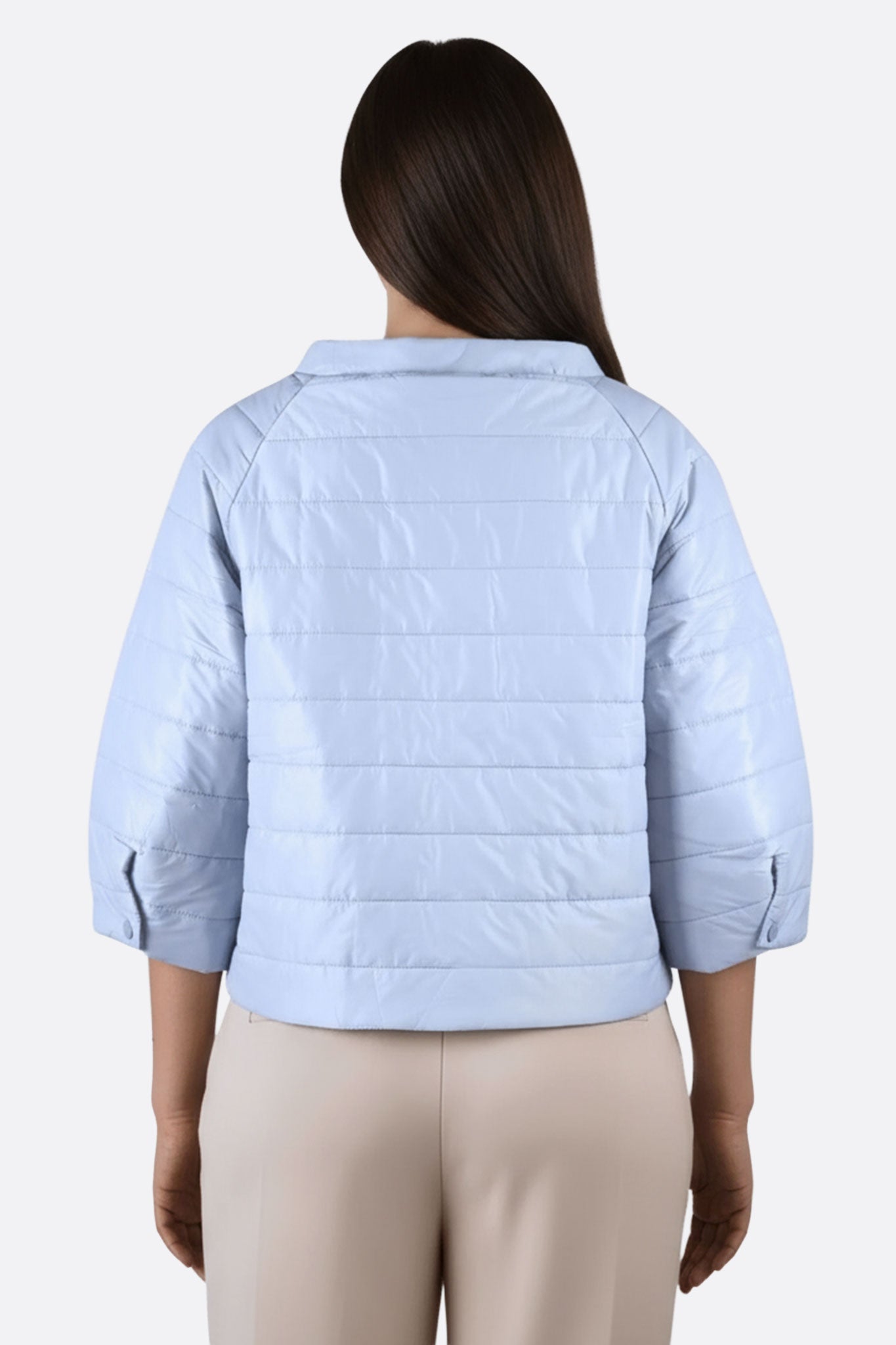 
Doudoune bleue ciel à manches 3/4, mise en valeur sous un angle 3/4, parfaite pour une allure raffinée au quotidien.



