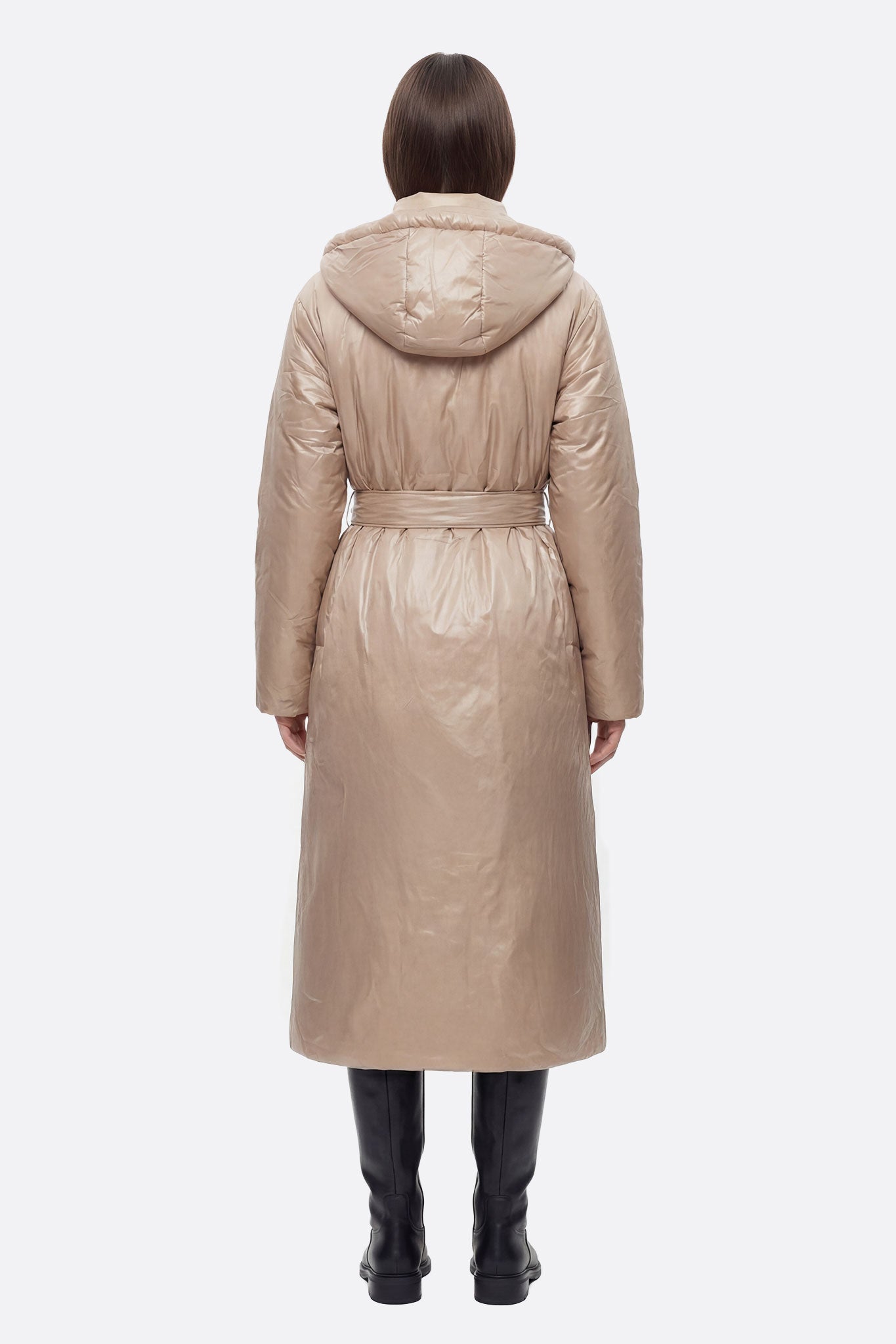 
Doudoune nacrée beige longue avec ceinture, soulignant la taille pour une allure élégante et lumineuse en toutes occasions.



