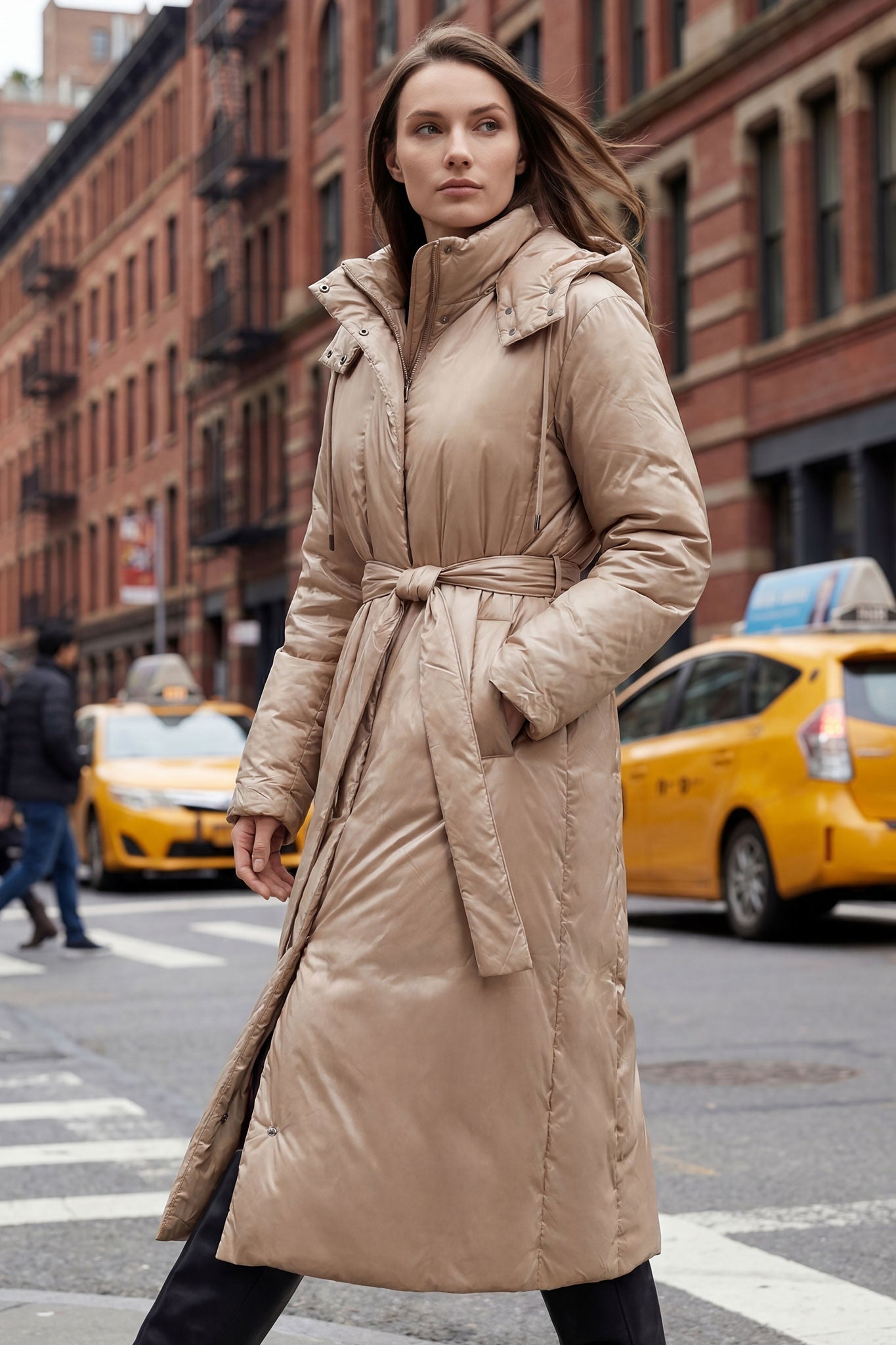 Doudoune longue beige nacrée avec ceinture, mettant en valeur son éclat satiné pour un look élégant au quotidien.