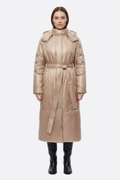 
Doudoune longue beige nacrée, ceinturée pour sublimer la silhouette, parfaite pour une allure élégante au quotidien.



