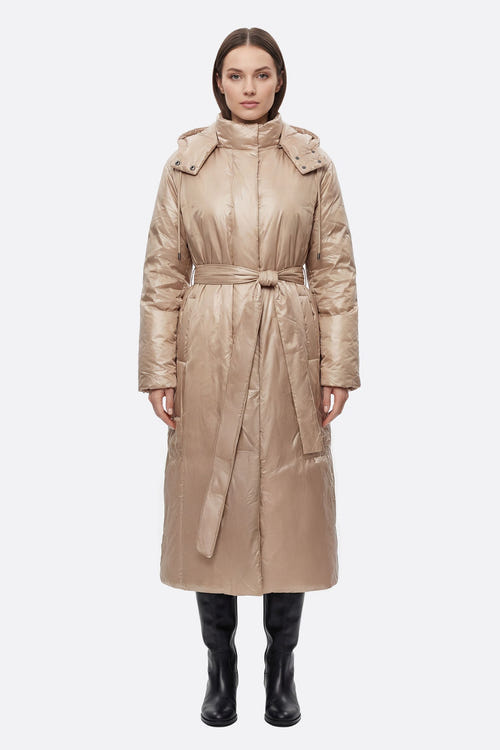 
Doudoune longue beige nacrée, ceinturée pour sublimer la silhouette, parfaite pour une allure élégante au quotidien.



