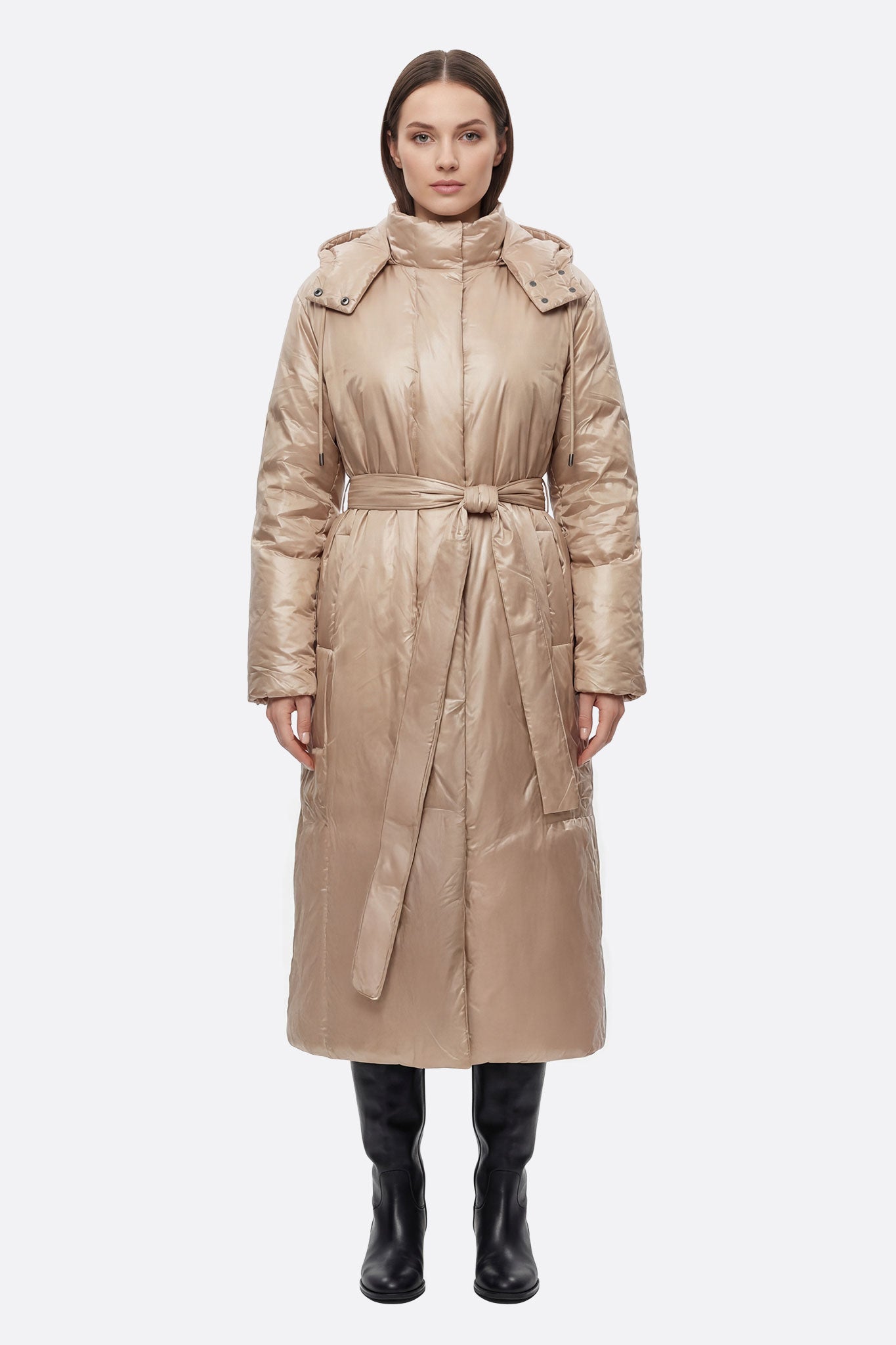 Chaqueta acolchada larga beige brillante con cinturón, presentada de frente resaltando su elegante diseño contemporáneo y...