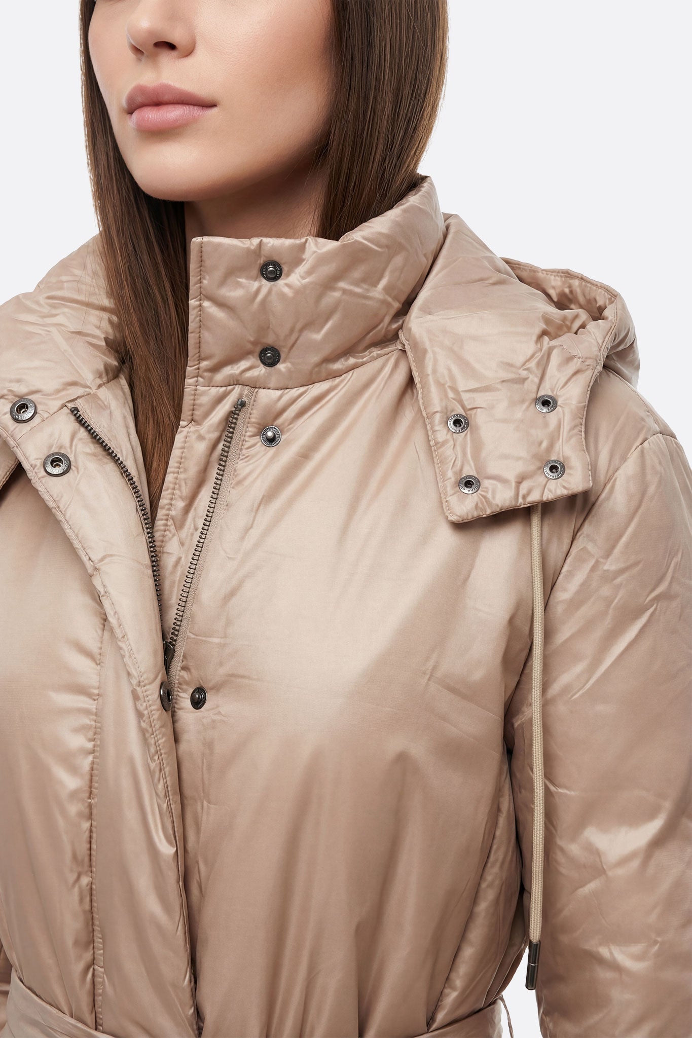 Chaqueta acolchada larga beige brillante con cinturón, vista alternativa que destaca su suave acabado satinado y diseño...