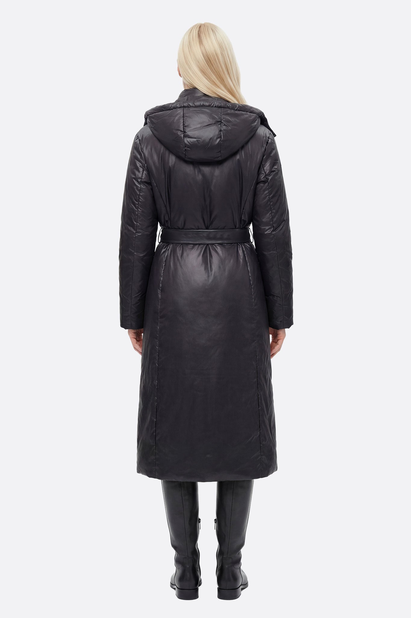 Chaqueta acolchada larga negra con cinturón, perfecta para destacar en eventos invernales con estilo y elegancia.