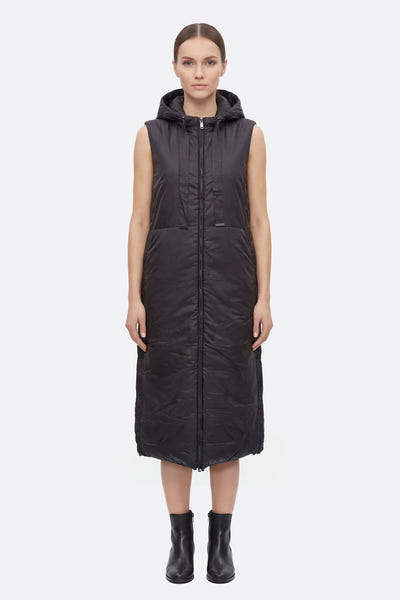 
Doudoune longue sans manches noire à capuche, parfaite pour des journées élégantes et fraîches, alliant confort et allure...



