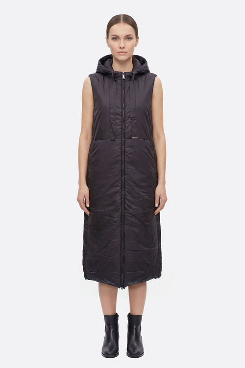 
Doudoune longue sans manches noire à capuche, parfaite pour des journées élégantes et fraîches, alliant confort et allure...



