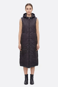 Черная длинная безрукавка с капюшоном