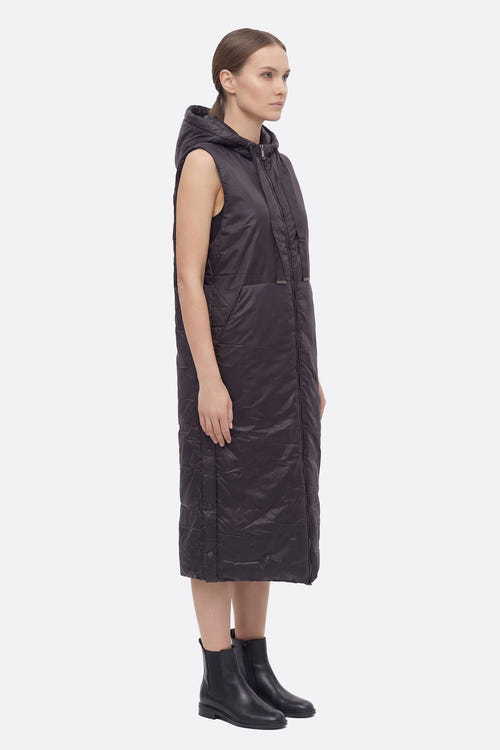 
Doudoune longue sans manches noire à capuche, vue latérale soulignant sa légèreté et son élégance parfaite pour les...



