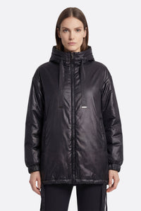 Куртка черная стеганая с капюшоном и регулируемыми шнурками