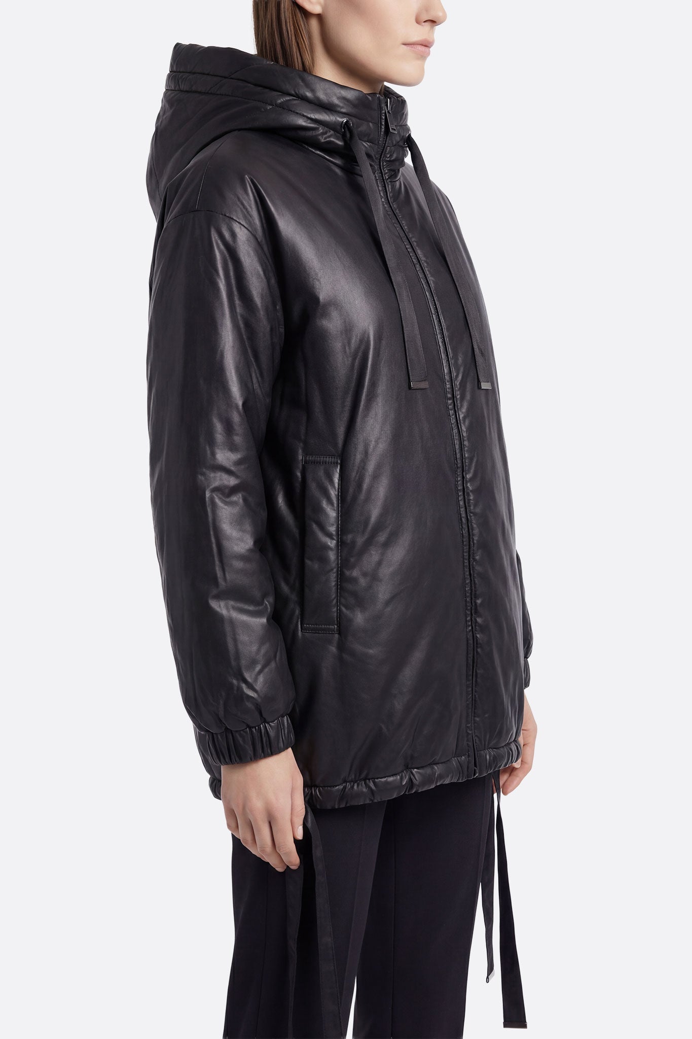 Утончённая черная стёганая куртка с капюшоном и регулируемыми шнурами, идеально подходящая для стильных осенних выходов.