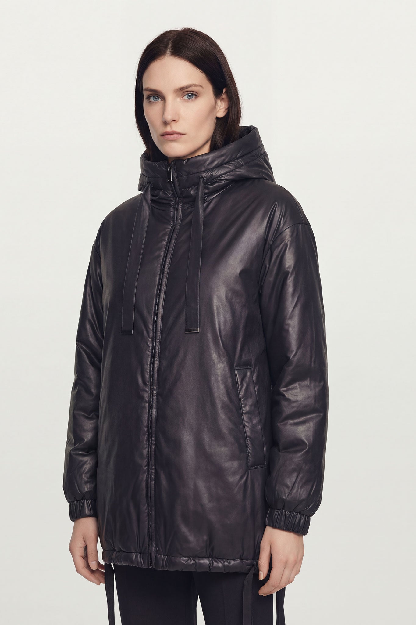 
Doudoune noire matelassée à capuche et liens ajustables - Misciano



