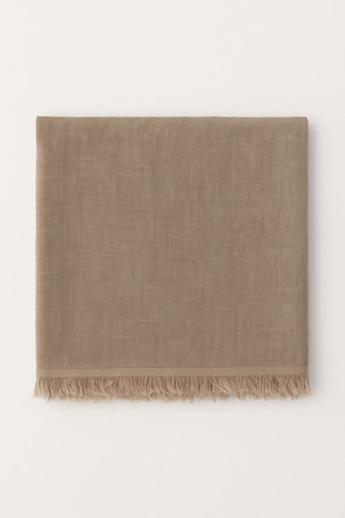 
Zoom sur l'écharpe beige en tissu naturel, mélange subtil de modal et cachemire, pour une allure raffinée et chaleureuse.



