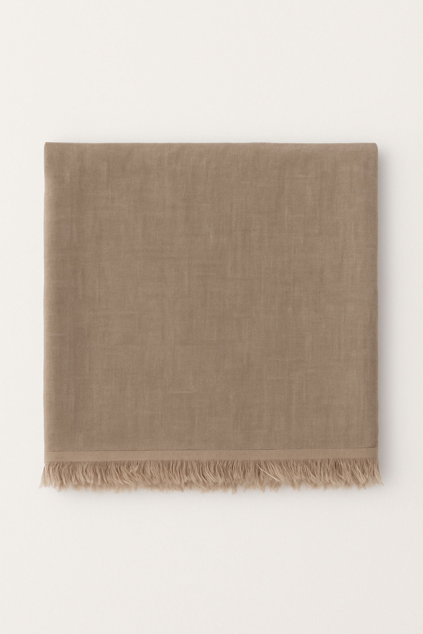 
Zoom sur l'écharpe beige en tissu naturel, mélange subtil de modal et cachemire, pour une allure raffinée et chaleureuse.



