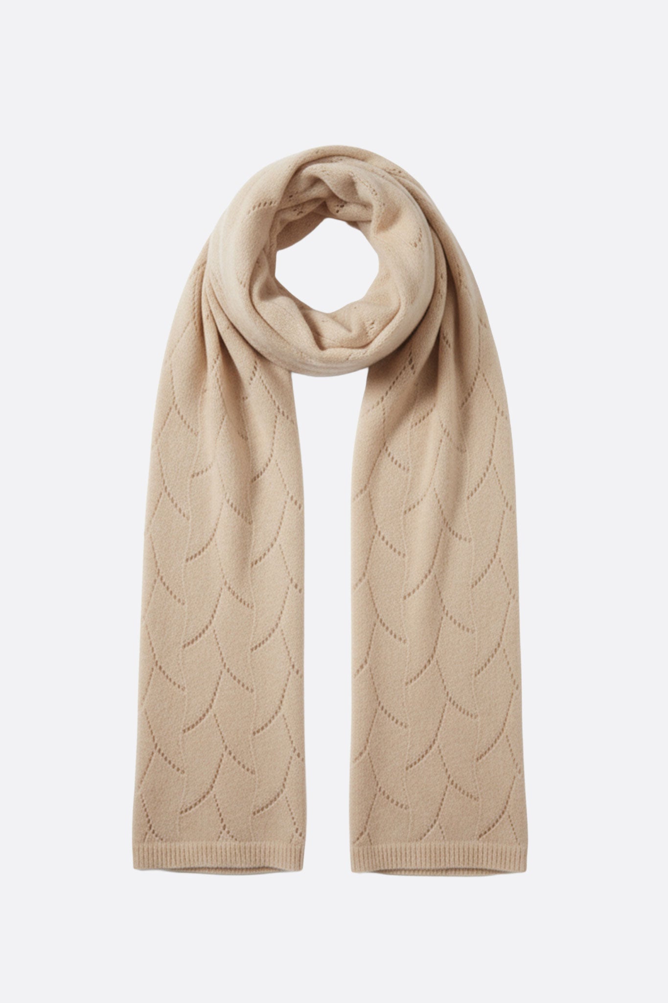 Echarpe de cachemire beige con diseño de malla abierta, ideal para complementar un look elegante y cálido en cualquier...