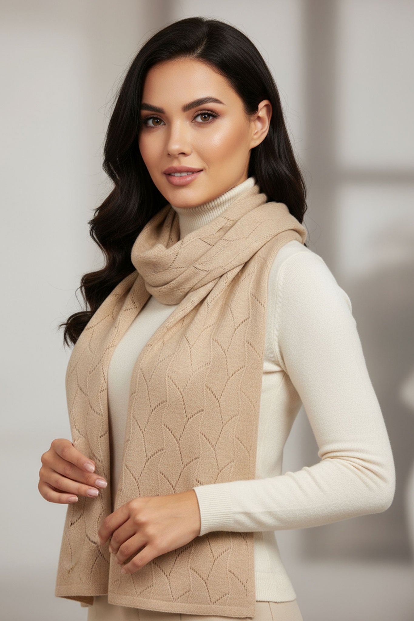 Echarpe de cachemire beige con diseño de malla abierta, detalle que realza su calidez y elegancia, ideal para looks chic...