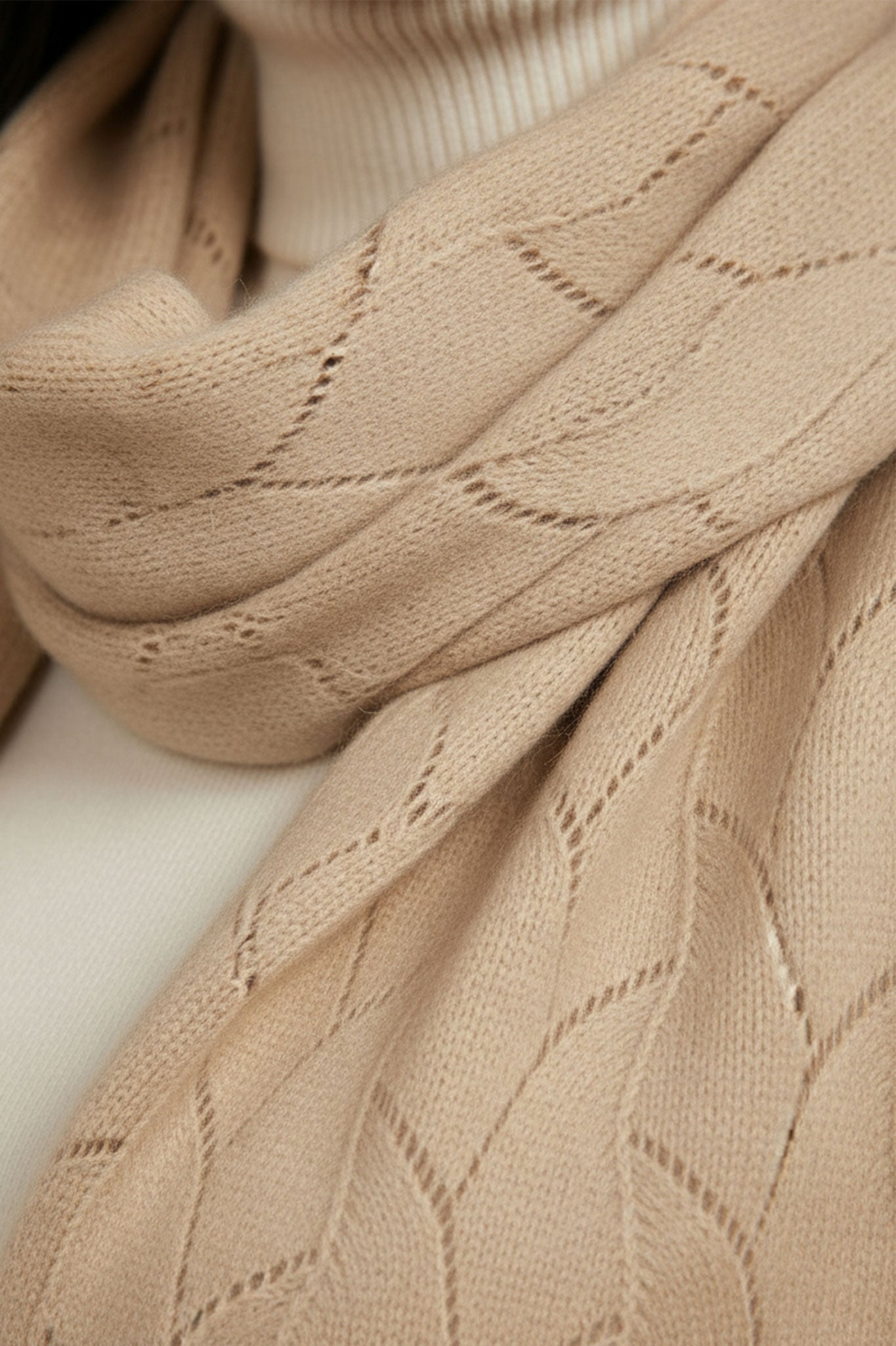 
Écharpe beige en cachemire à maille ajourée, vue 3/4 mettant en lumière sa texture douce, parfaite pour un look élégant...



