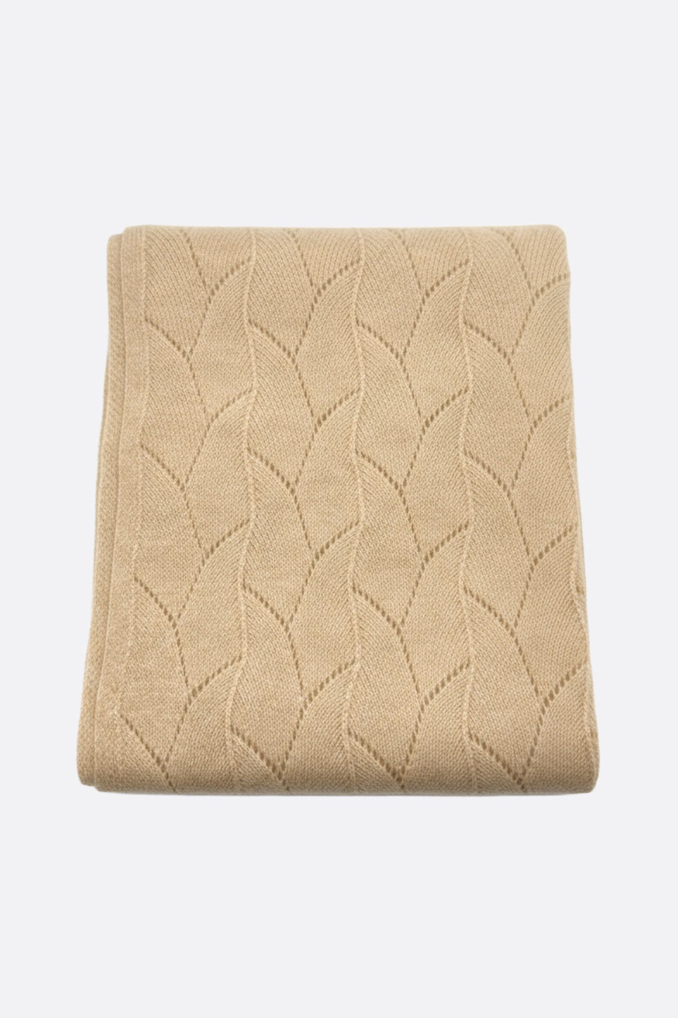
Détail de l'écharpe en cachemire beige, soulignant la texture délicate de sa maille ajourée, accessoire idéal pour une...



